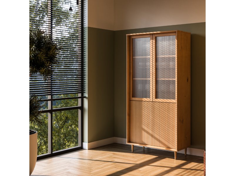 Cristaleira Feita em Madeira Maciça com o acabamento em cera natural e toque acetinado. Duas portas com vidro canelado e duas em madeira | Coleção Jazz